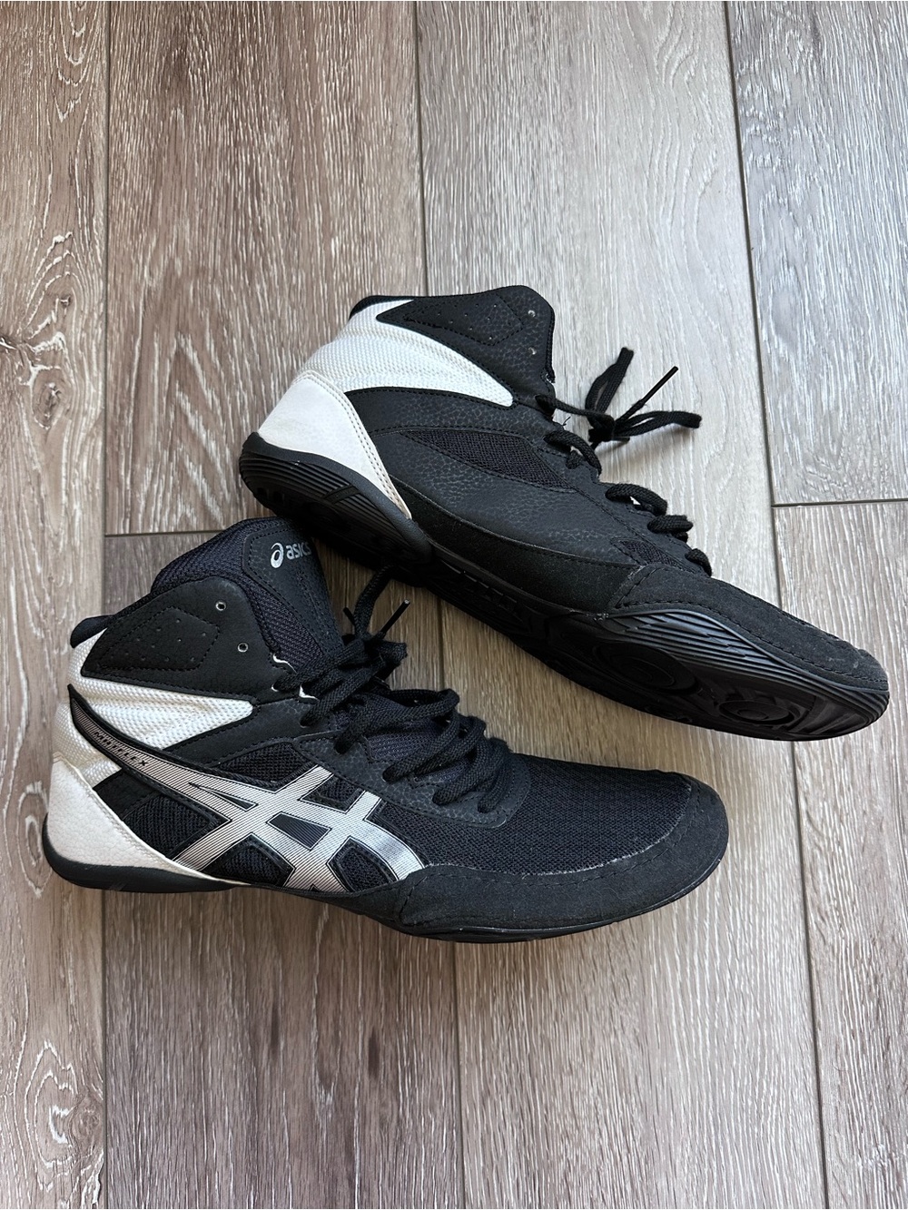 NWOT ASICS Black and White High-Top Wrestling Shoes